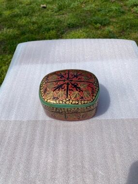 Vtg Kashmiri Paper Mache Hand-Painted Decorative Trinket Box in Red Gold & Green